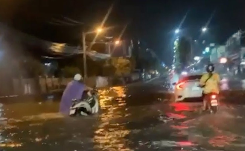 Mua lon gay ngap lut, nguoi dan phai dat xe loi nuoc tai Thai Lan hinh anh