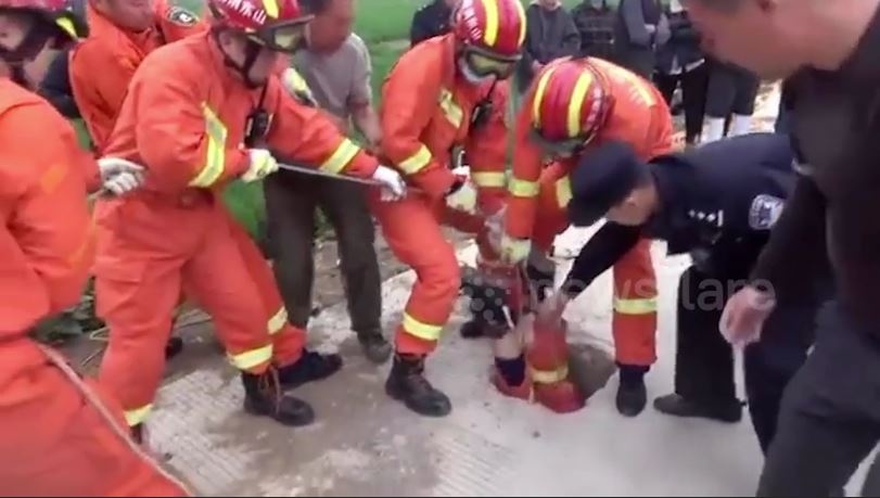 Giai cuu cau be roi xuong gieng hep hinh anh