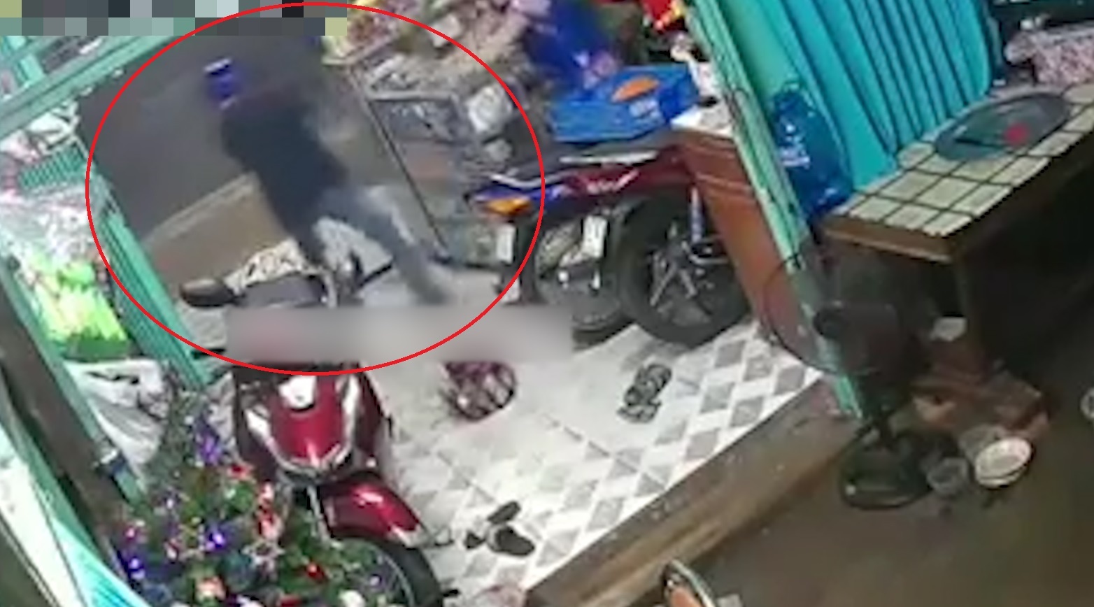 Vo mua hang roi giat day chuyen cua nguoi ban hinh anh