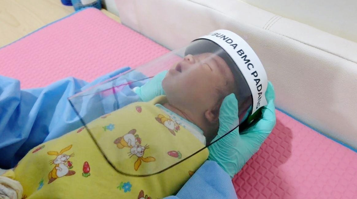 Tre so sinh duoc trang bi mu che chong virus corona o Indonesia hinh anh