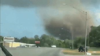 Loc xoay can quet khien 2 nguoi thiet mang hinh anh