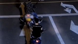 Nguoi dan ong di xe may dot ngot bat tinh giua duong hinh anh