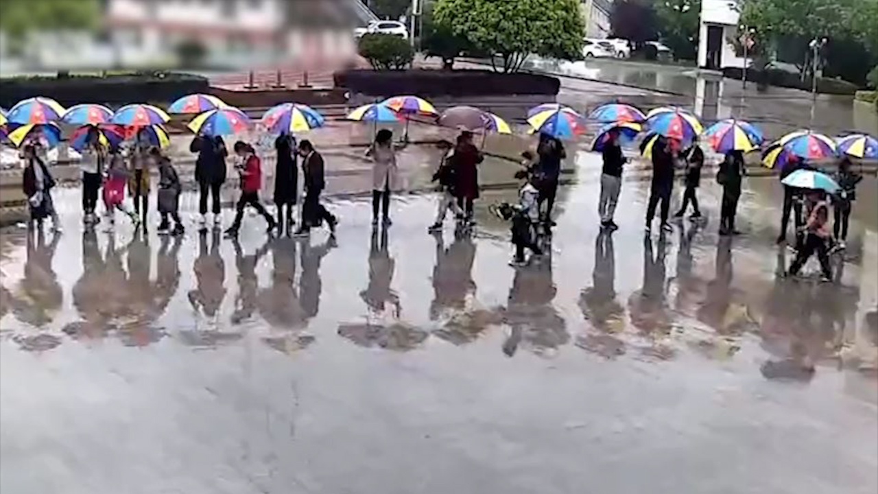 Giao vien xep hang dai cam o che cho hoc sinh den truong giua mua dich hinh anh