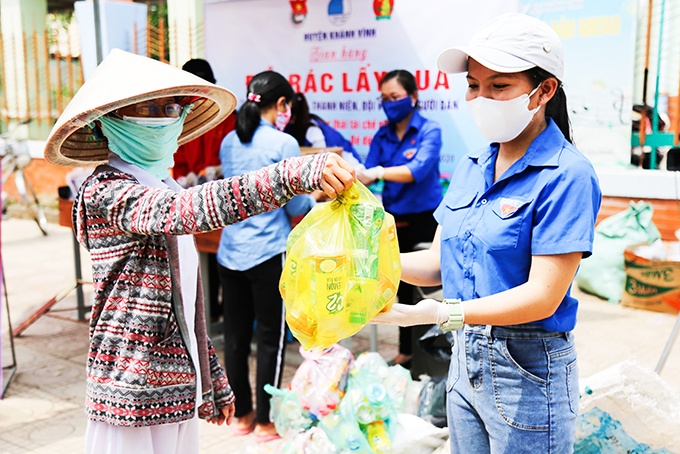 Nguoi dan doi rac lay qua trong mua dich tai Khanh Hoa hinh anh