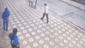 Nam shipper nem dien thoai vao bao ve vi khong duoc vao khu can ho hinh anh