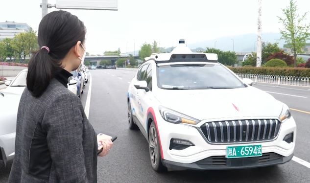 Xe taxi lai tu dong hoat dong tro lai tai Trung Quoc hinh anh