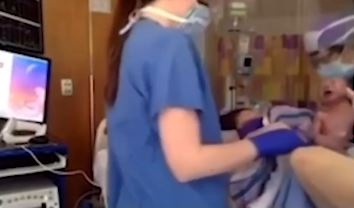 Ngoi nha xem truc tuyen vo de con dau long hinh anh