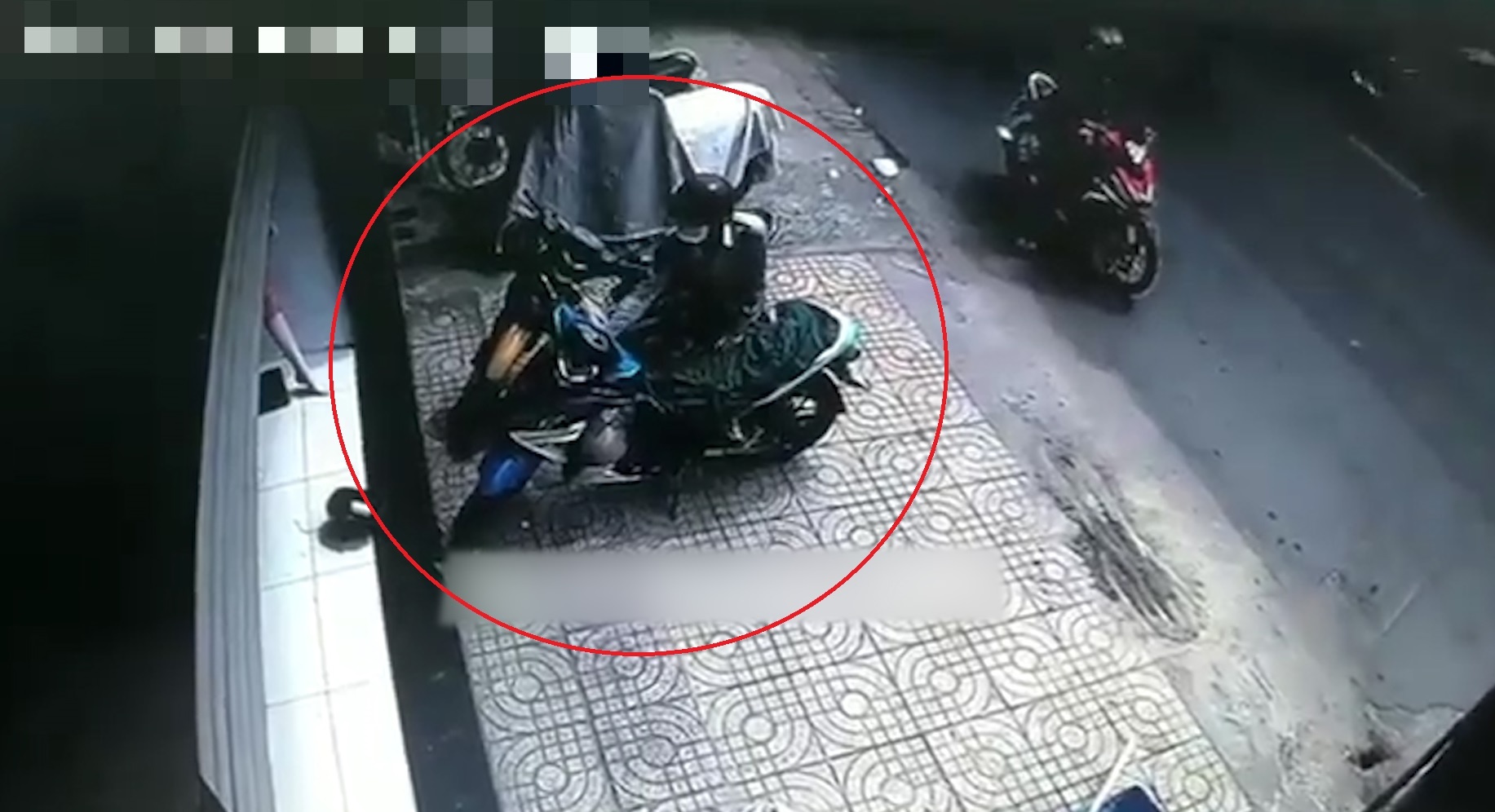 Ke trom be khoa xe may trong tich tac hinh anh