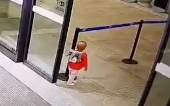 Cha me mai cai nhau bo quen con trai 2 tuoi o san bay hinh anh