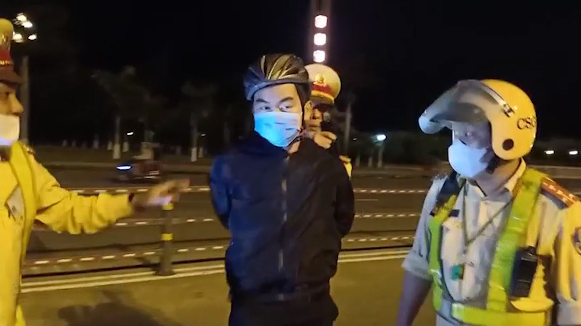 Quai xe lao thang CSGT khi bi ra hieu dung xe hinh anh