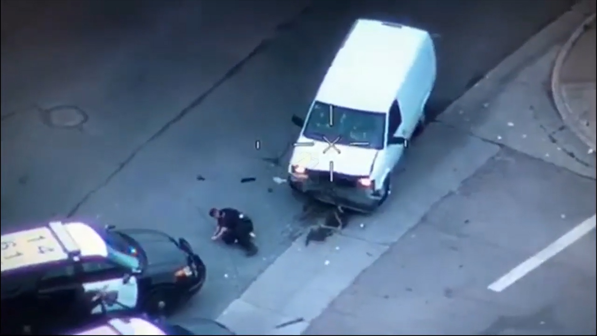 Bi canh sat truy duoi, nghi pham lai xe tong thang vao chot chan hinh anh