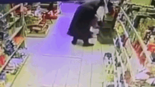 Cu ba bi day nga xuong san vi khong giu khoang cach hinh anh