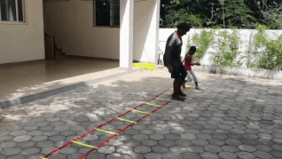 Cha day con gai day oto, ren luyen the luc luc chong dich Covid-19 hinh anh