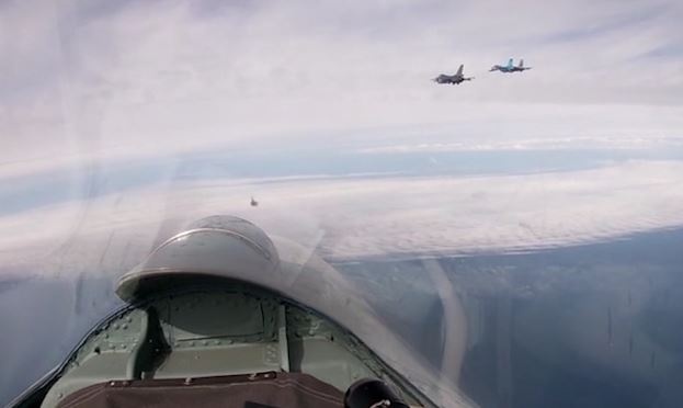 Nga xuat kich Su-27 kem sat chien dau co F-16 cua Bi hinh anh