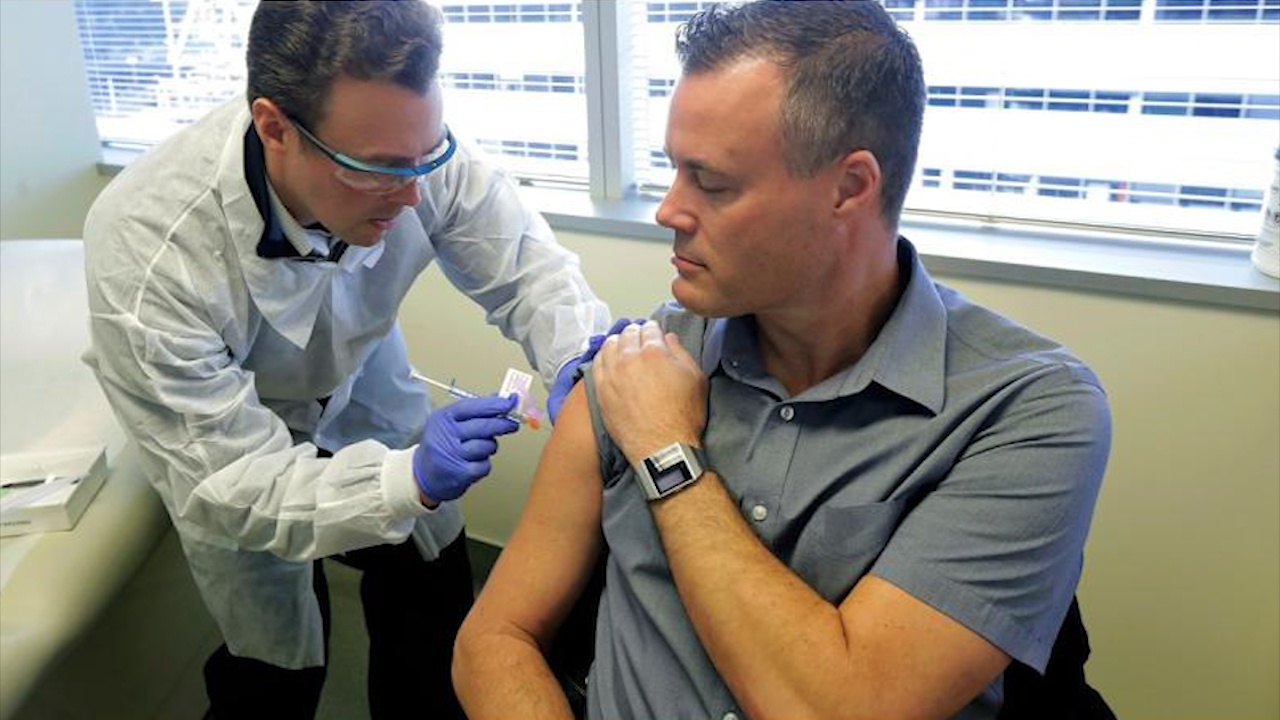 Anh bat dau thu nghiem phong vaccine Covid-19 tren nguoi hinh anh