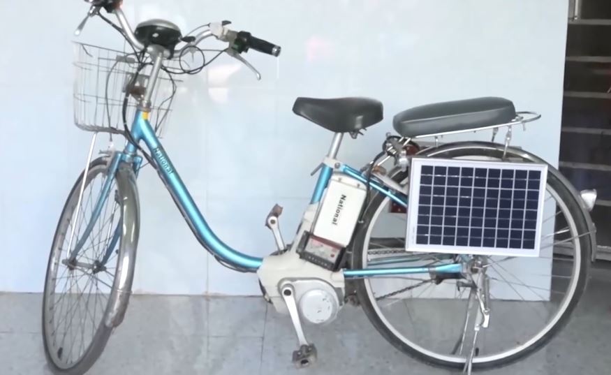 Thay giao do xe dap chay bang nang luong mat troi hinh anh