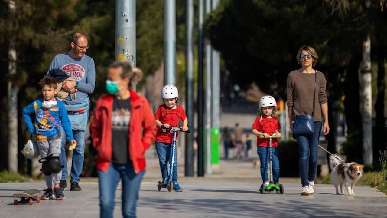 Tay Ban Nha noi long lenh phong toa, cho phep tre em ra ngoai hinh anh