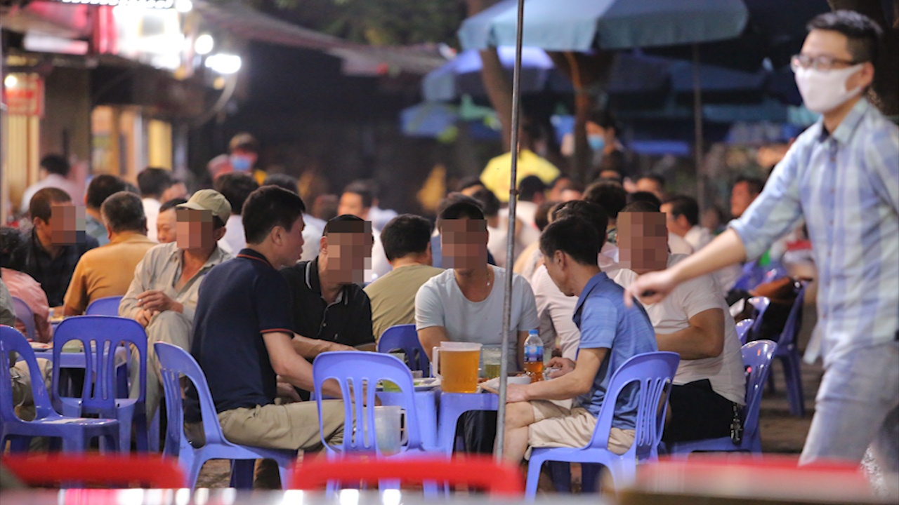 Quan nhau o TP.HCM tap nap tro lai hinh anh