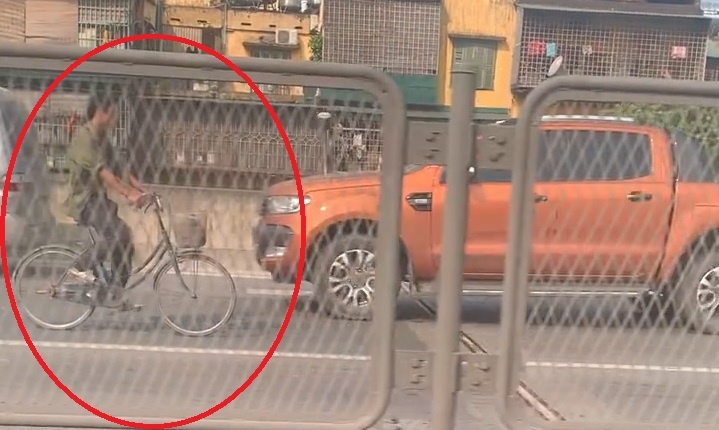 Nguoi dan ong dap xe nguoc chieu tren duong vanh dai 3 hinh anh