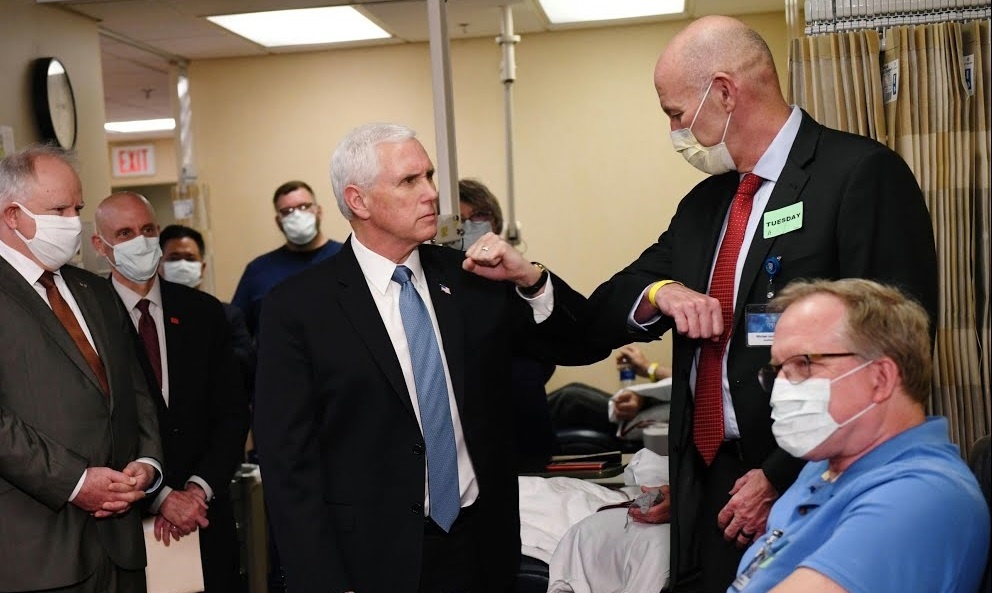 Pho tong thong My khong deo khau trang khi tiep xuc voi benh nhan hinh anh