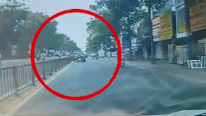 Oto dam vao dai phan cach, xoay ngang chan giua duong hinh anh