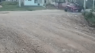 Xe tai cho go lat ngua, tai xe may man thoat nan hinh anh