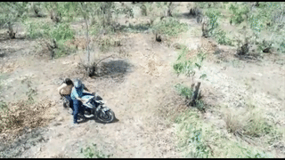 Vo chong tron vao rung khi dang cach ly xa hoi, bi drone phat hien hinh anh