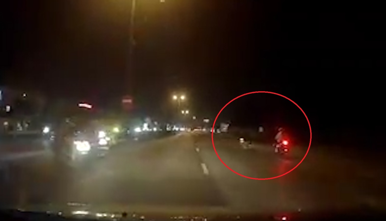 Xe may re au bi xe khac dam trung hinh anh