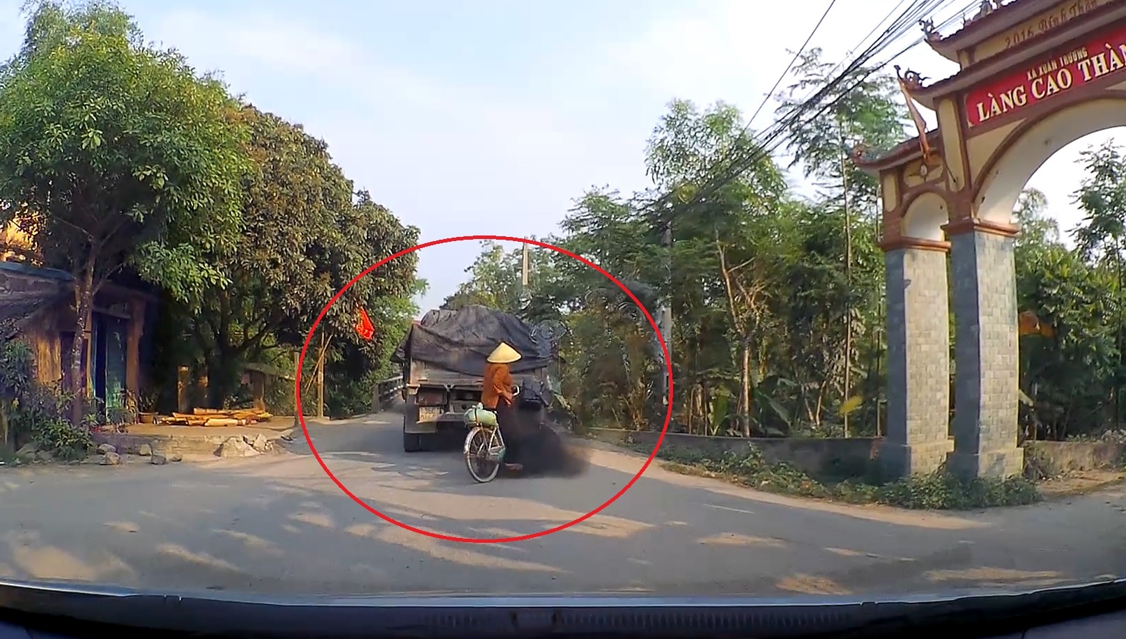 Xe tai suyt lui trung cu ba di xe dap hinh anh