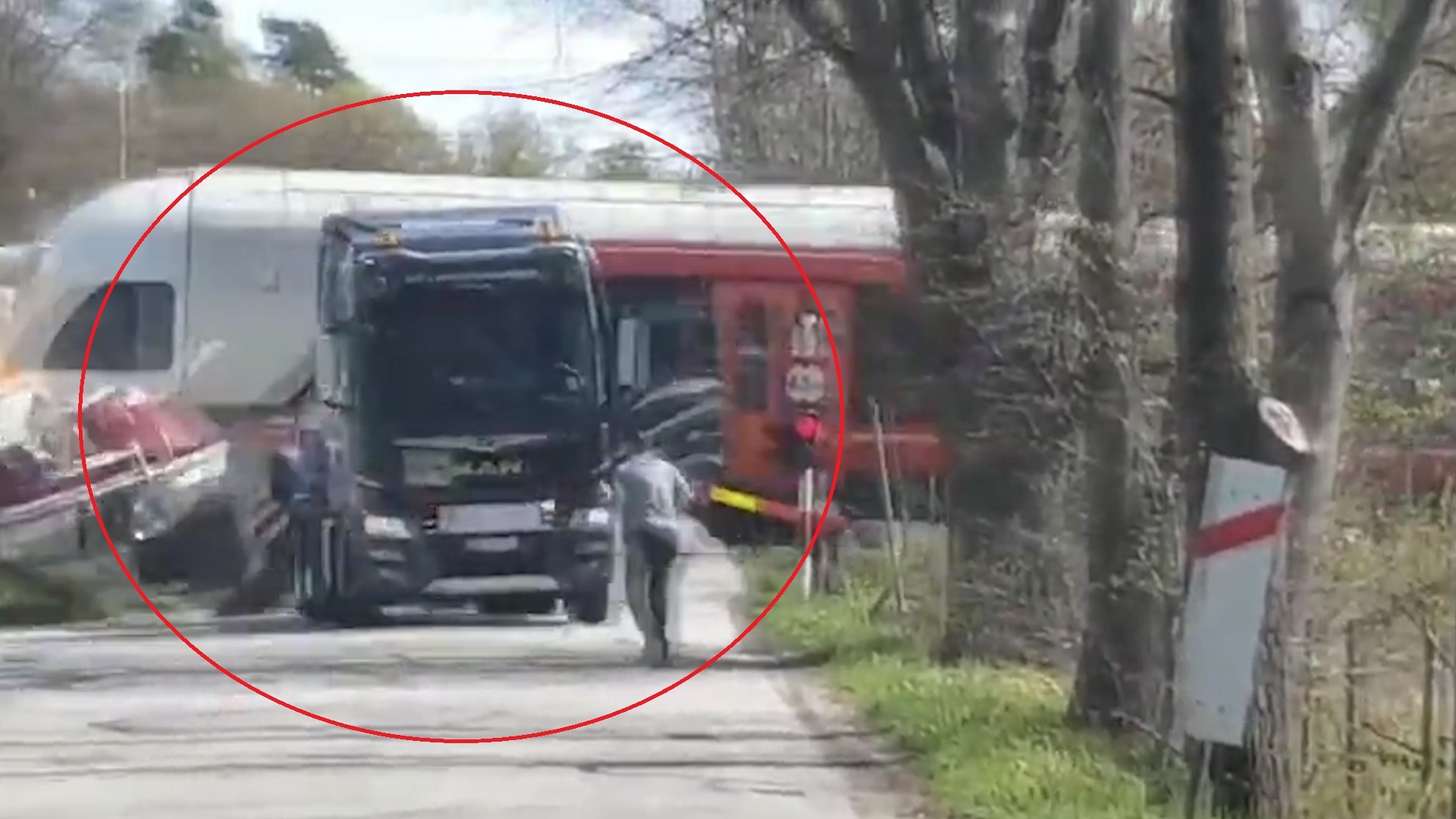 Tau hoa dam vang xe tai bi ket giua duong ray hinh anh