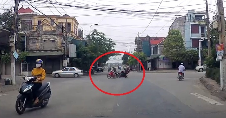 Xe may phong nhanh vuot au dam vao xe dap dien hinh anh