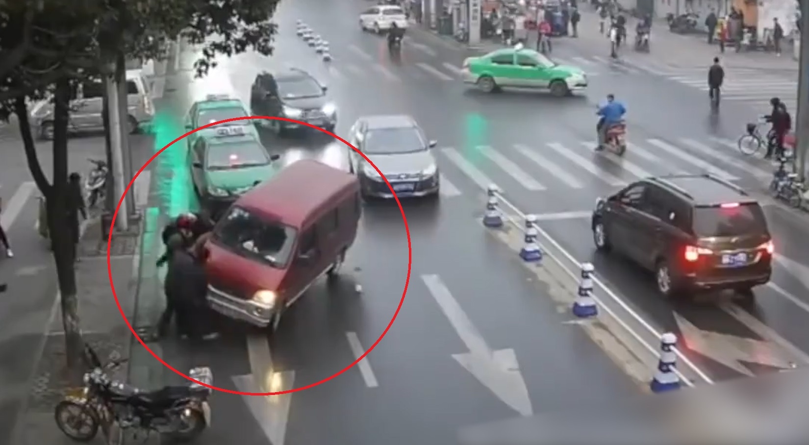 Dam dong hop suc nang oto cuu nguoi phu nu bi cuon vao gam hinh anh