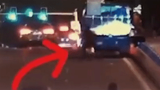 Tai xe xe may mai nhin dien thoai dam vao xe buyt tren duong hinh anh