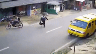 Nguoi dan ong di bo bang qua duong bi xe may dam trung hinh anh