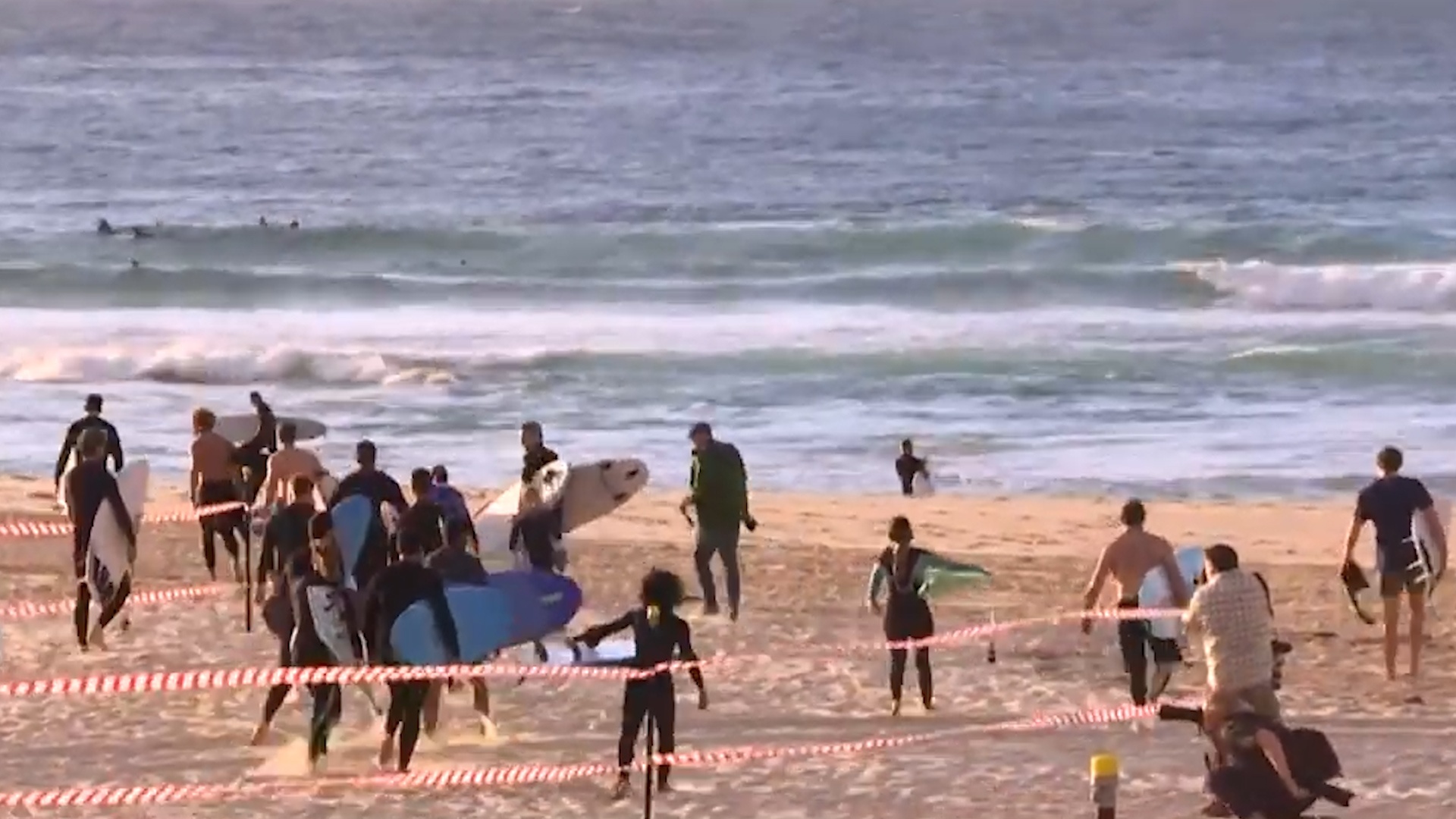 Nguoi dan do xo di bien sau khi het lenh phong toa o Australia hinh anh