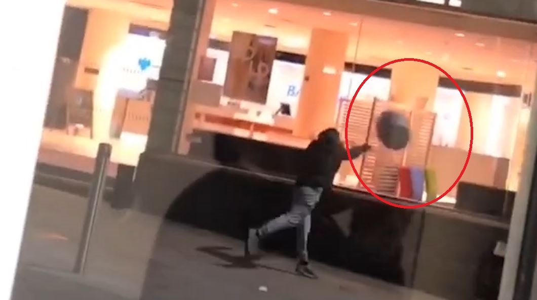 Nguoi dan ong quang chiec thung vao cua kinh gay nao loan hinh anh