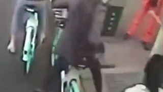 Tai xe xe buyt bam coi khien nu tac giat minh khi trom dien thoai hinh anh