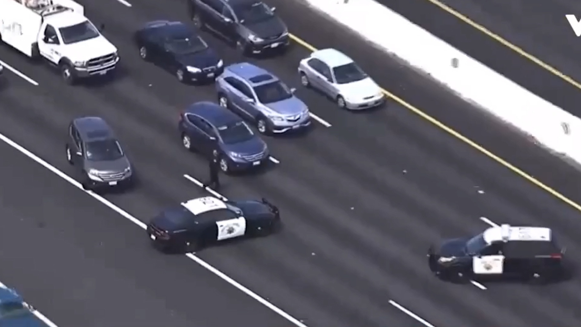 Xe tai do 1.000 khau trang o xa lo khien nhieu tai xe dung oto de nhat hinh anh