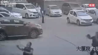 Co gai tu tu tu tang 4 duoc nguoi dan o duoi do kip thoi hinh anh