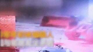 Nguoi dan ong Trung Quoc lao xe may xuc vao tuong nha hang xom hinh anh