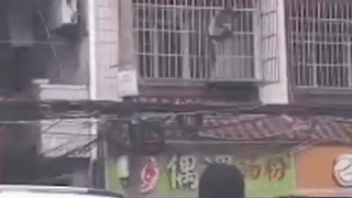 Cau be Trung Quoc nhay tu tang mot de thoat dam chay hinh anh