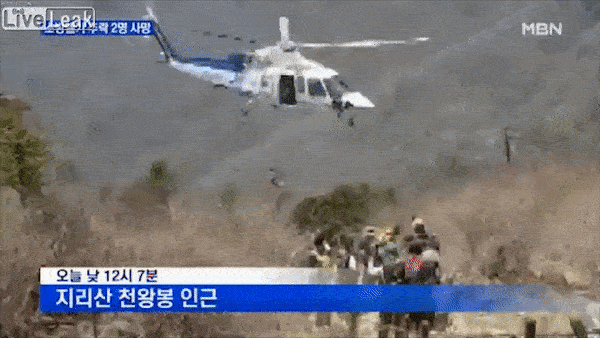 Truc thang cuu ho bi roi khien 2 nguoi tu vong o Han Quoc hinh anh