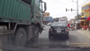 Oto bi xe tai huc vi vuot phai thieu quan sat hinh anh