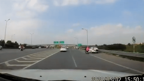 Tat dau oto khong quan sat, 2 nguoi phu nu suyt bi oto dam trung hinh anh