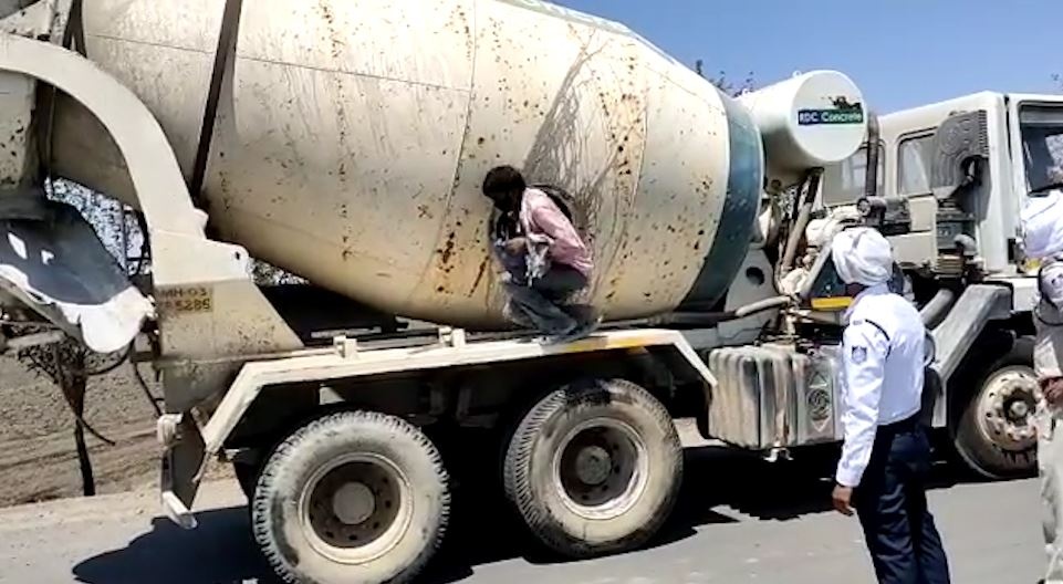 18 nguoi tron trong xe bon de di chuyen luc phong toa o An Do hinh anh