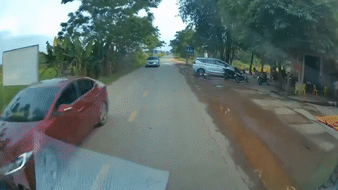 Tai xe lui oto ra duong khong quan sat gay tai nan hinh anh