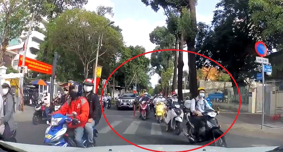 Tai xe oto cuong quyet ep hang loat xe may chay ve dung lan o TP.HCM hinh anh