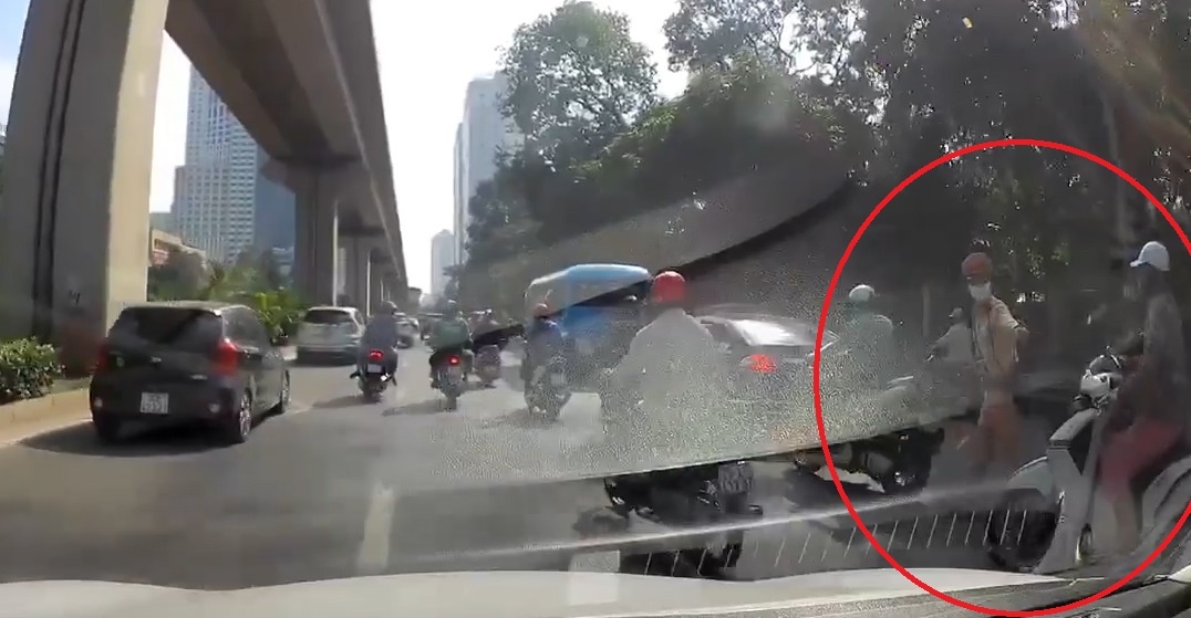 Nu tai xe xe may be lai ne CSGT, dam mop dau oto roi bo di hinh anh