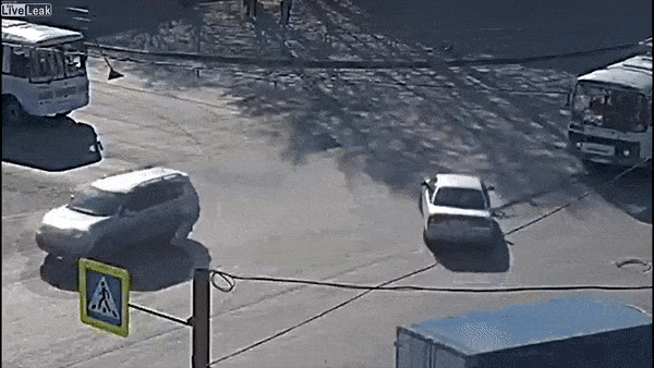 Phong nhanh qua nga tu, tai xe xe may nga vang khi va cham voi oto hinh anh