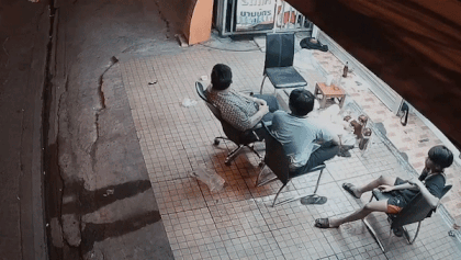 Nu tai xe say xin lai xe lao vao cua hang, tong trung 3 nguoi hinh anh